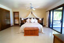 Rendezvous Villas are two duplex, one bedroom villas situated near the waters edge along famous Muri Beach.