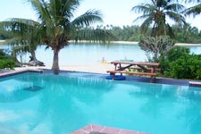 Looking for spacious room, private two storey bungalow, absolute beachfront, view of the lagoon then the Navigator Muri Lagoon summons your attention.....