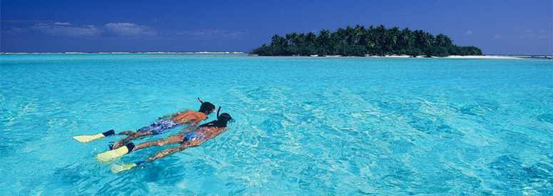 Aitutaki Lagoon, Couple snorkelling near One Foot Island